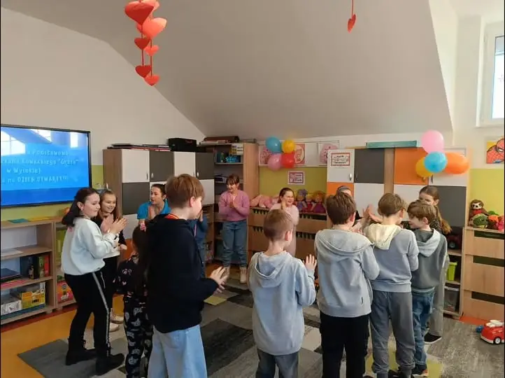 Dzieci bawią się w sali oddziału przedszkolnego podczas Dnia Otwartego